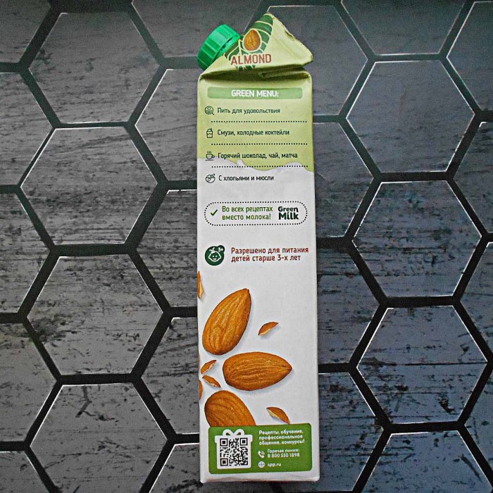 Напиток на ячменно-нутовой основе Green Milk с миндалем 1л т/п
