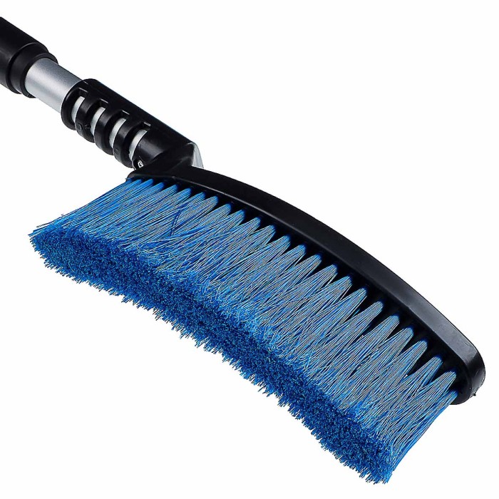 Щетка для уборки снега Oktan со скребком 88см черная