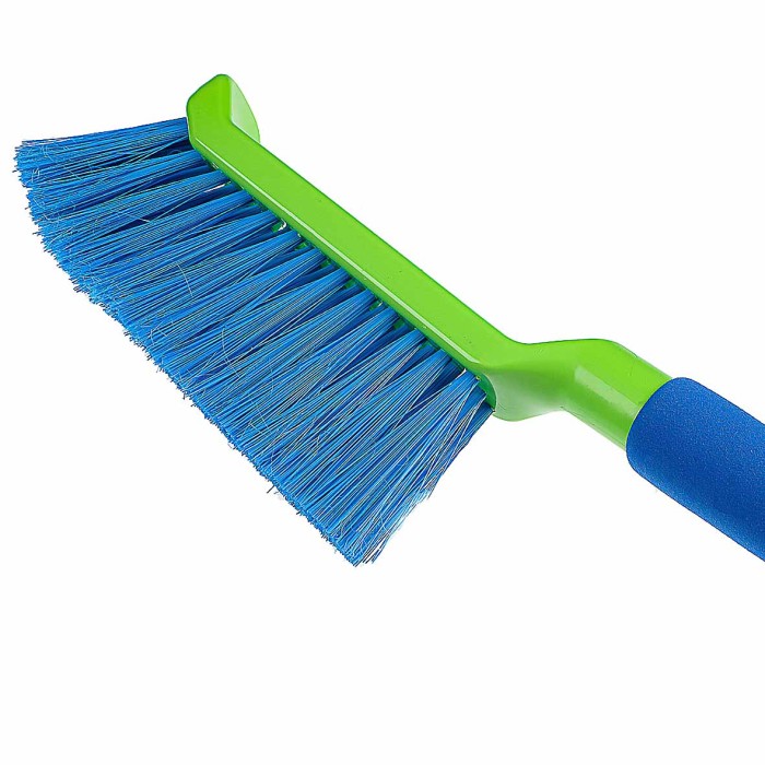 Щетка для уборки снега Oktan со скребком 42,5см зеленая