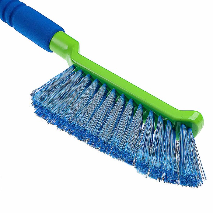 Щетка для уборки снега Oktan со скребком 42,5см зеленая