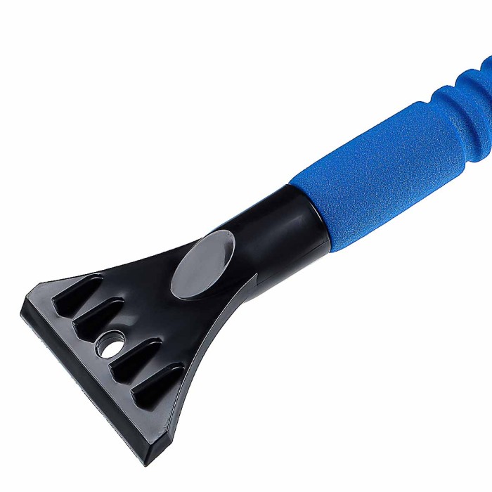 Щетка для уборки снега Oktan со скребком 42,5см зеленая