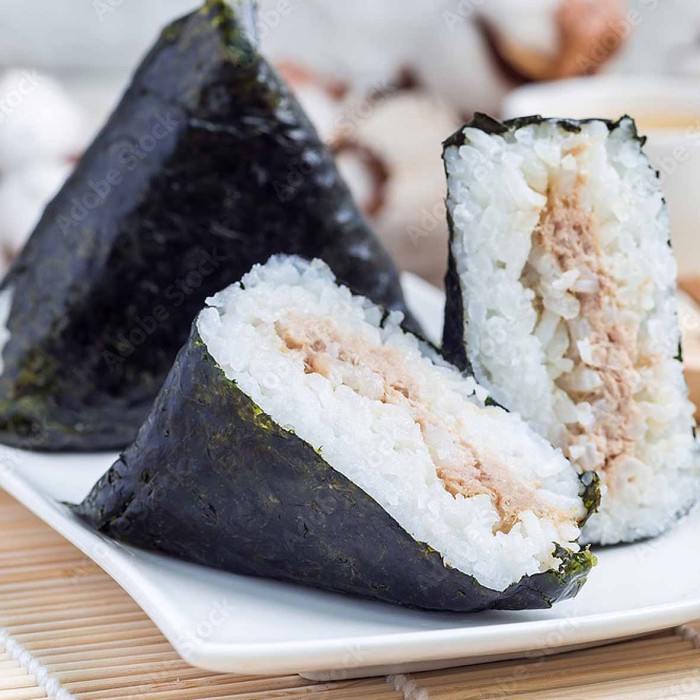 Онигири ИП Калинина с лососем 130гр м/у